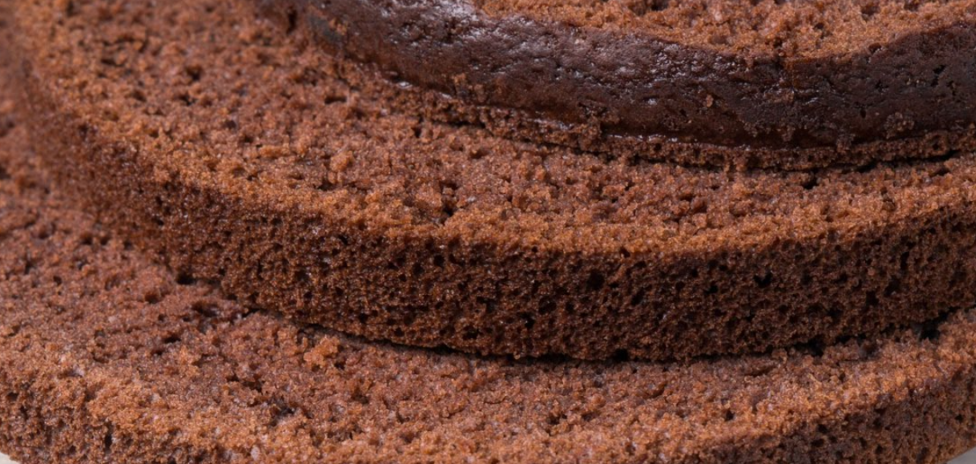 Пышный шоколадный бисквит без молока и масла: на чем приготовить