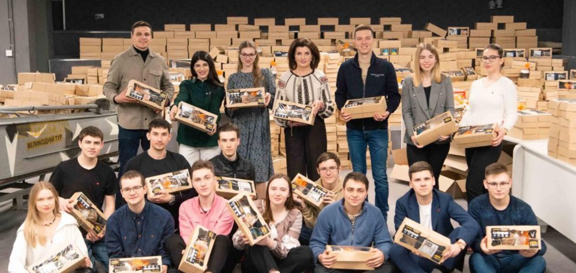 Марина Порошенко та 'Солідарна Молодь' зібрали 2 тисячі великодніх кошиків для військових