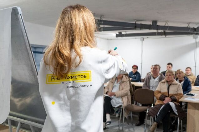 Психологи Фонда Рината Ахметова провели консультацию для медиков в Херсоне