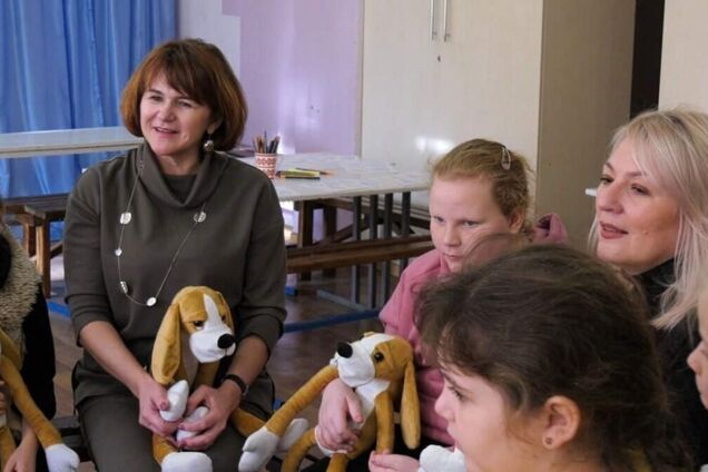 На Донеччині дітям влаштували психологічну терапію за допомогою 120 песиків