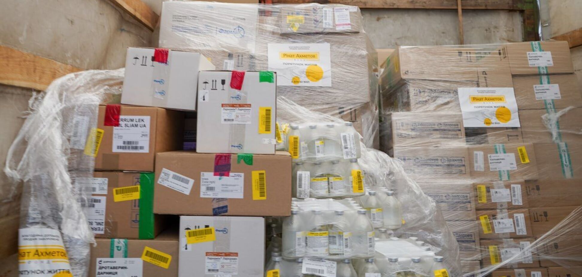 Фонд Рината Ахметова отправил партию лекарств в Херсон