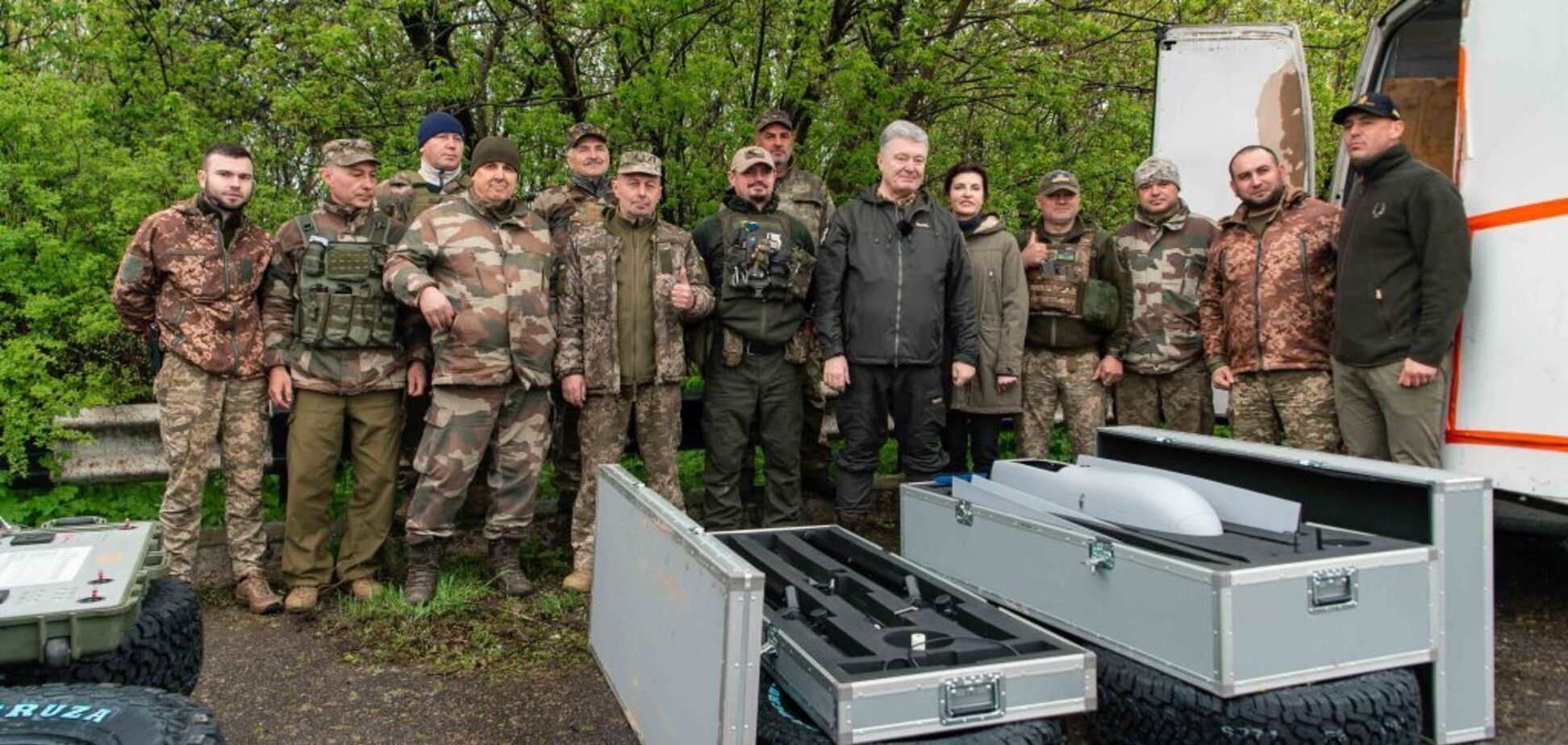 Порошенко привез военным под Бахмут БПЛА Poseidon, генераторы и шины. Фото и видео