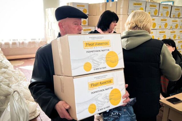 Для переселенцев из Луганщины в Богдановке и Новомосковске привезли помощь от Фонда Рината Ахметова