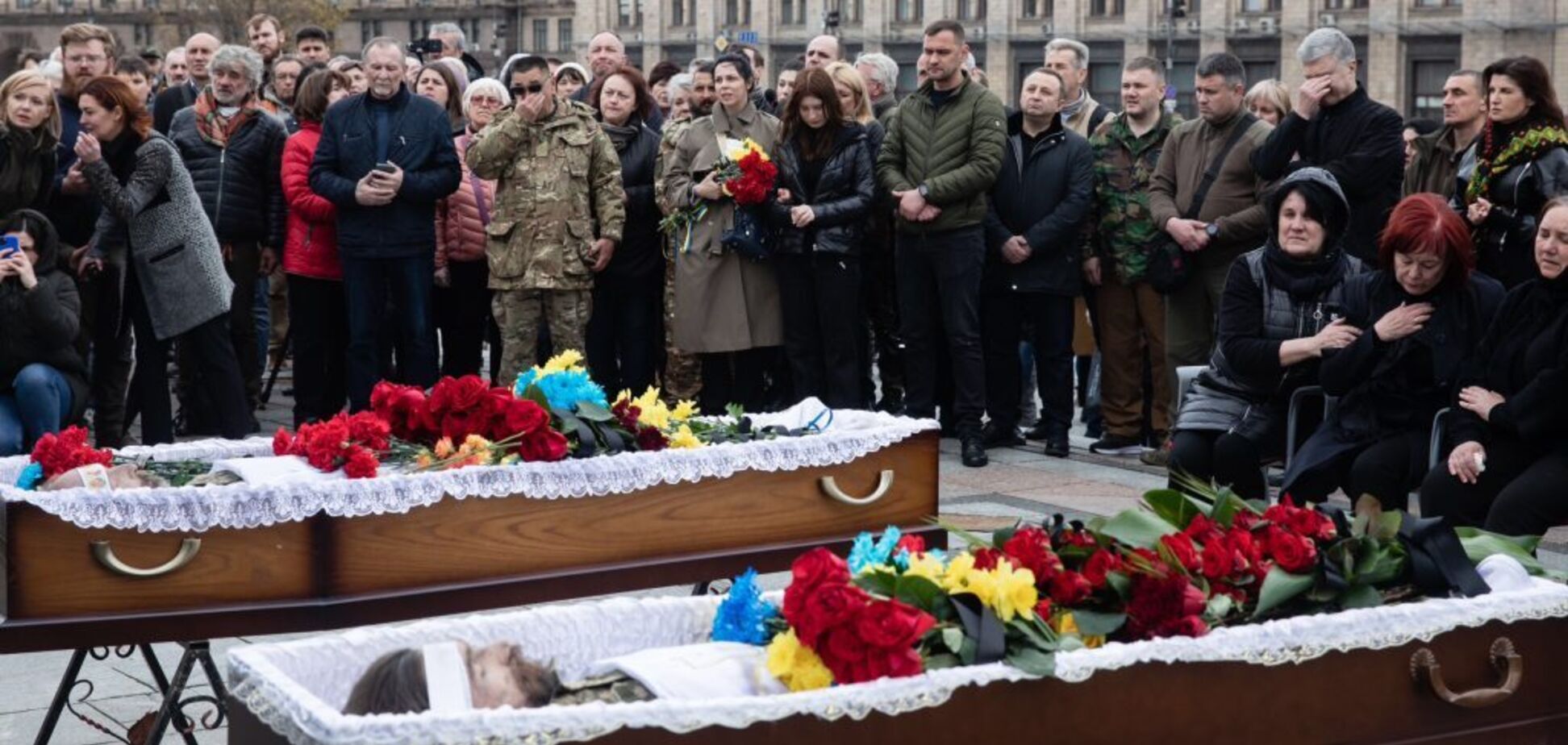 Порошенко с побратимами в центре Киева простился с погибшим на войне Барной. Фото