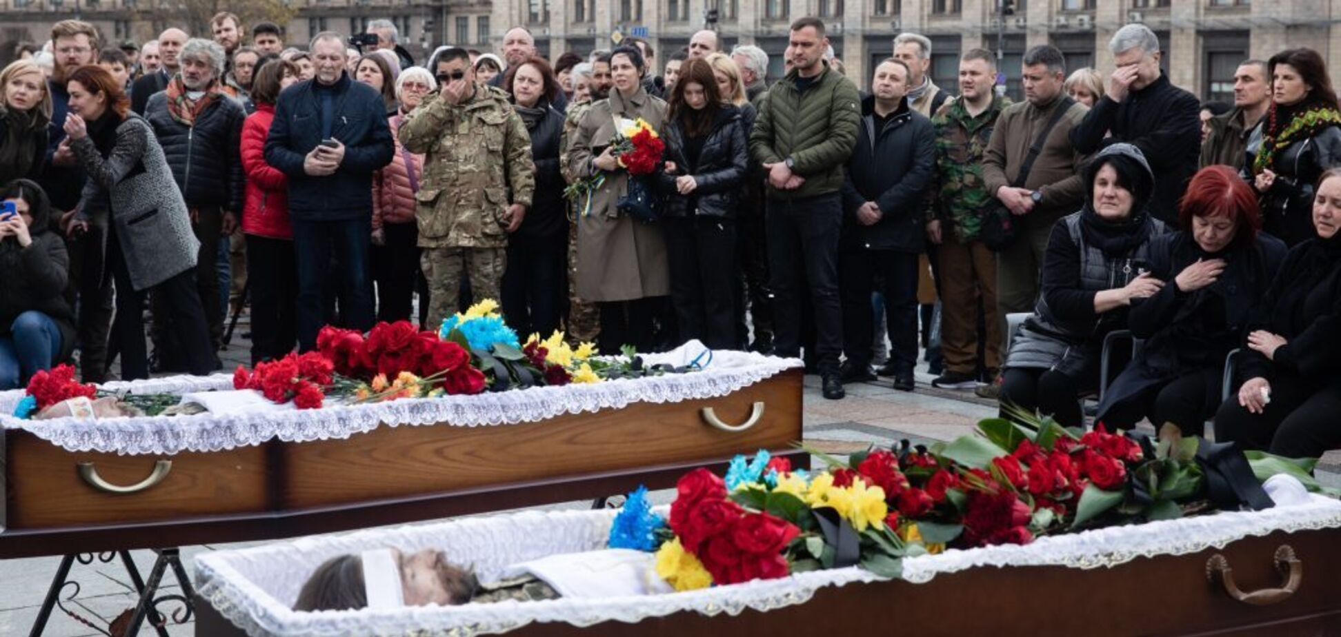 Порошенко с побратимами в центре Киева простился с погибшим на войне Барной. Фото