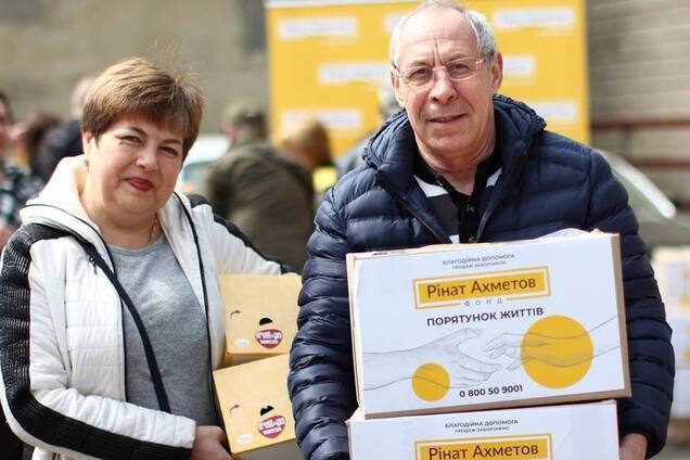 В Киеве сотни переселенцев из Мариуполя всего за день получили проднаборы от Фонда Рината Ахметова