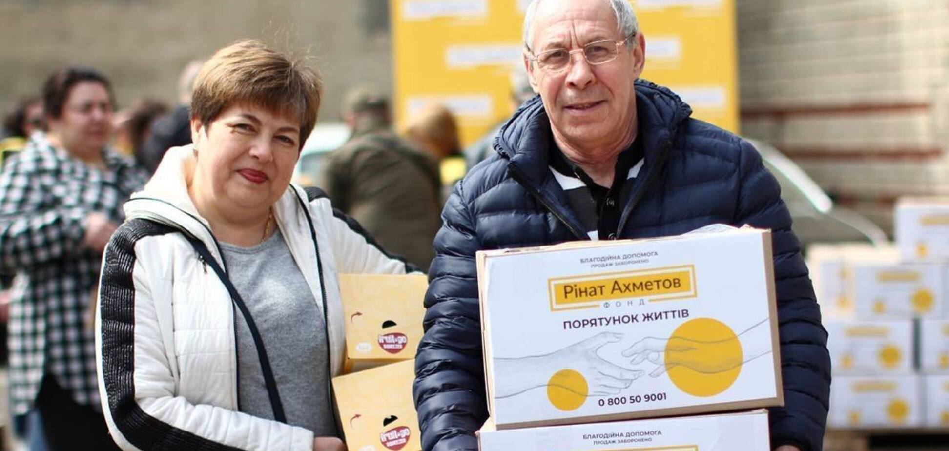 В Киеве сотни переселенцев из Мариуполя всего за день получили проднаборы от Фонда Рината Ахметова