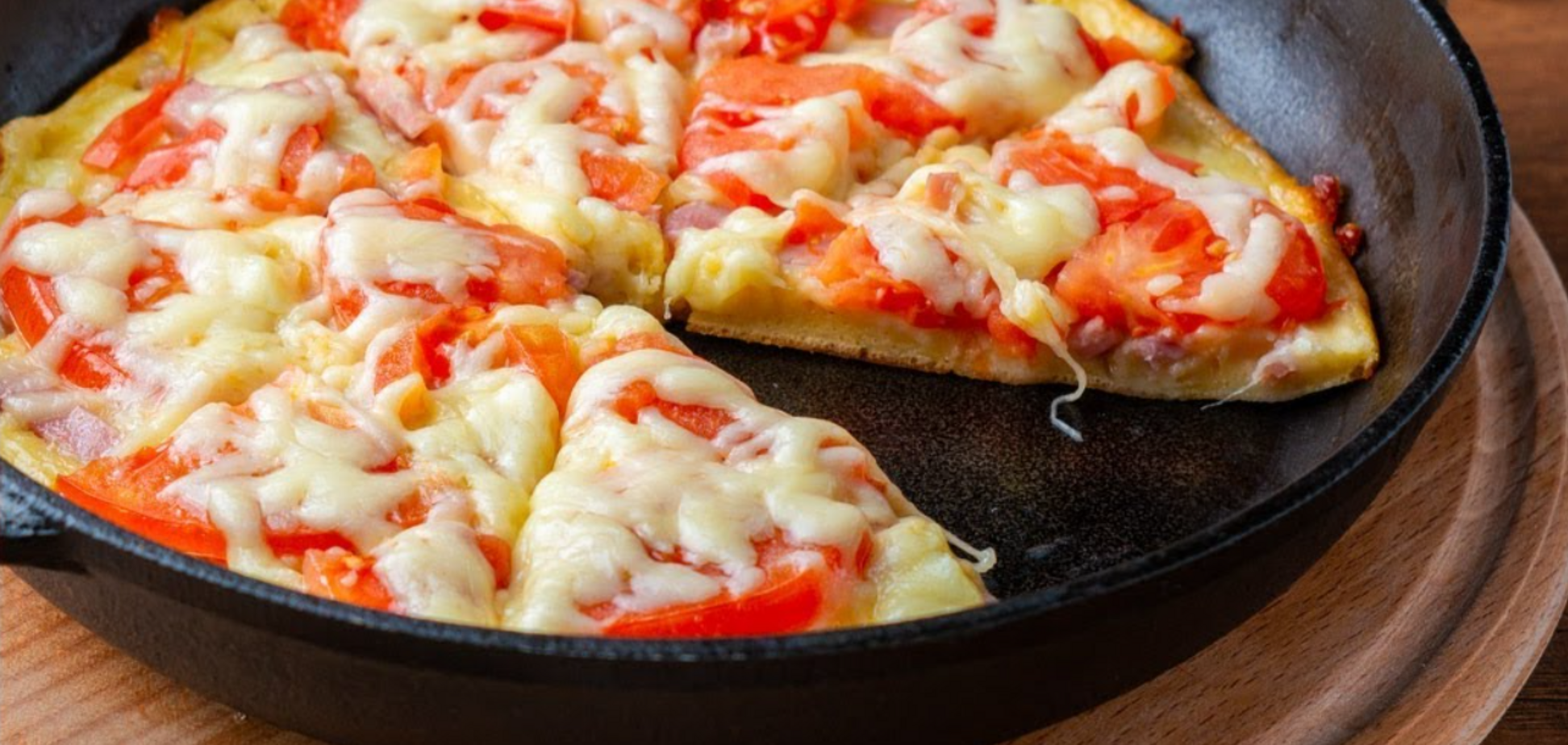 Легка піца без тіста на сковороді за 20 хвилин: з чого зробити