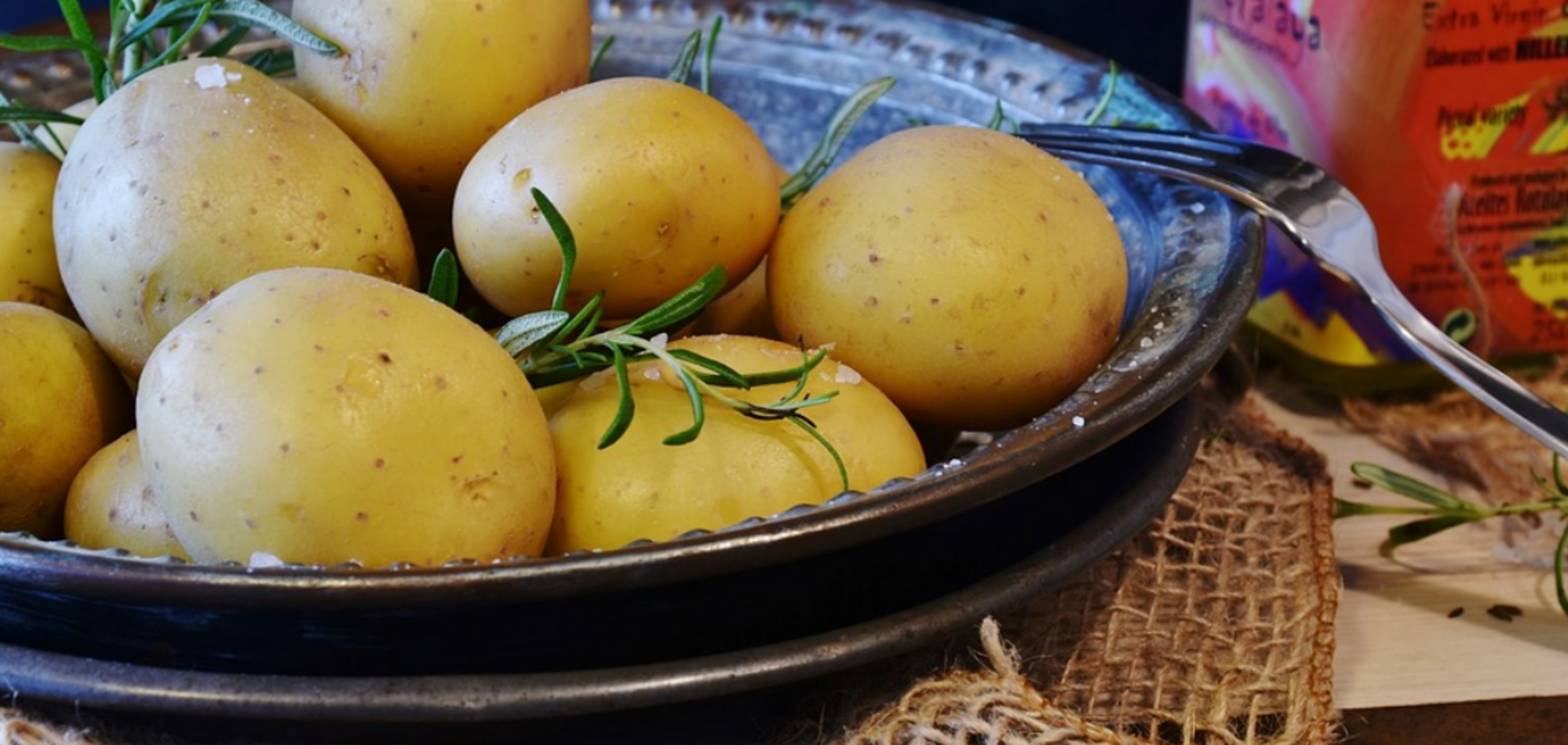 Не поспішайте викидати: що можна приготувати з картопляної шкірки