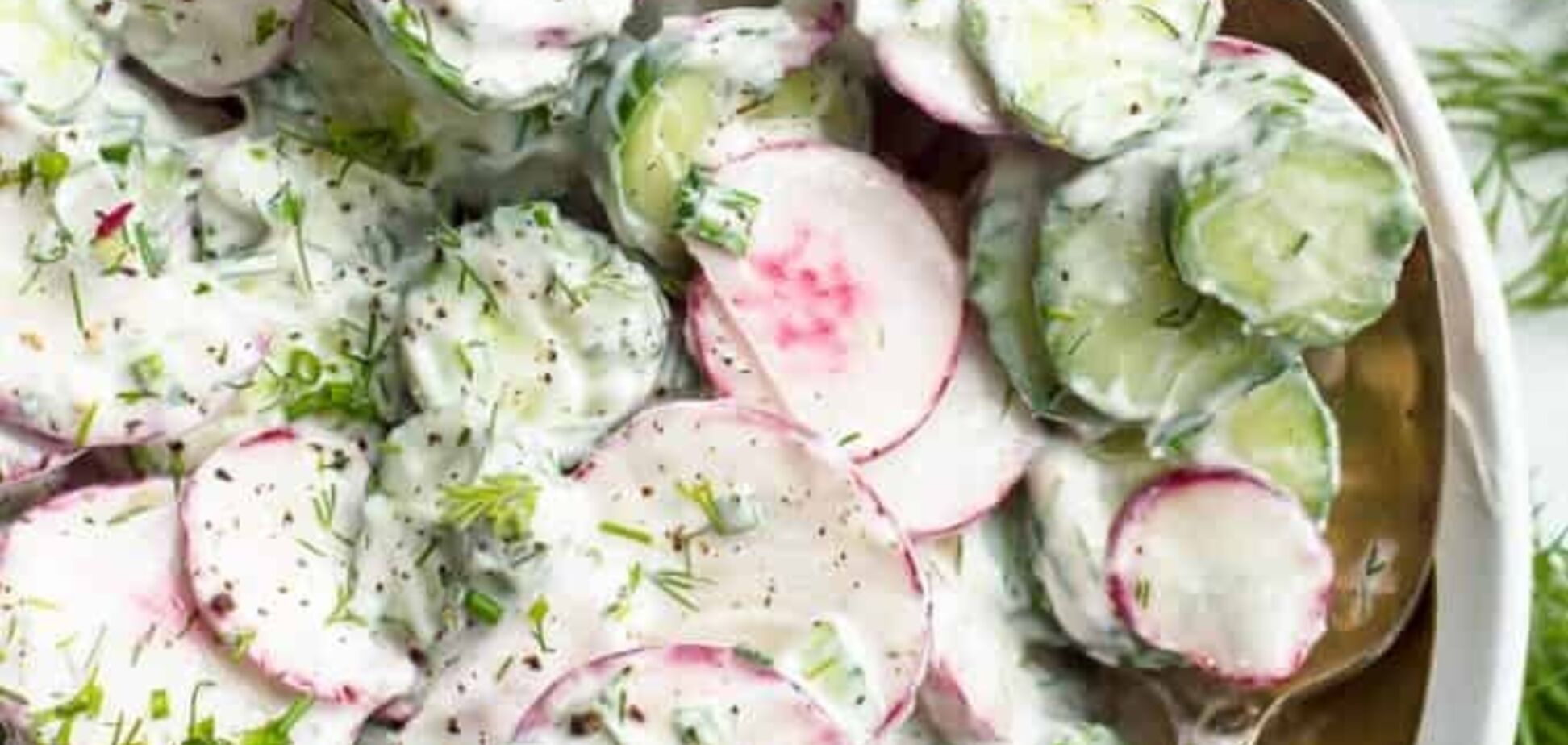 Сезонный салат с кисломолочным сыром и овощами: может быть как намазка