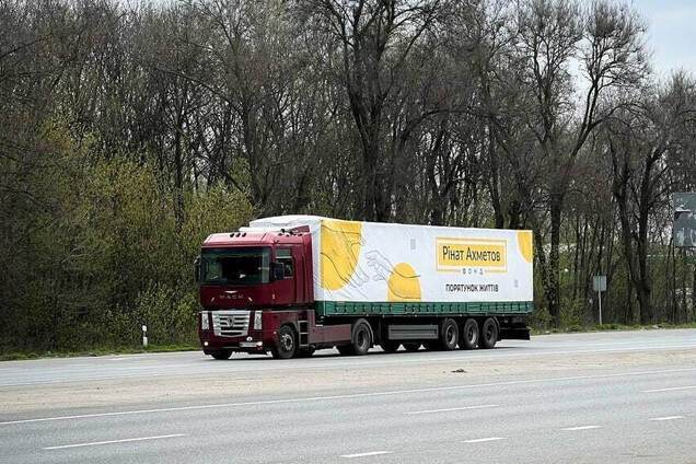Фонд Рината Ахметова отправил очередную партию гуманитарной помощи вынужденным переселенцам из Мариуполя
