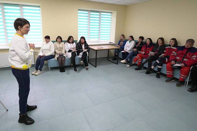 Підтримати тих, хто рятує життя: психологи Фонду Ріната Ахметова провели консультацію для медиків Сумщини