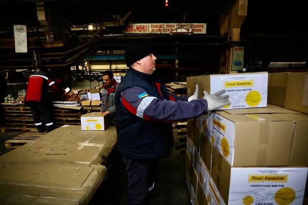 Фонд Ріната Ахметова відправив продукти переселенцям із Нікольської громади