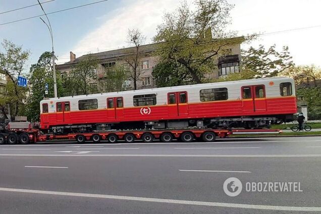 У Києві помітили перші вагони метро, які передала Варшава