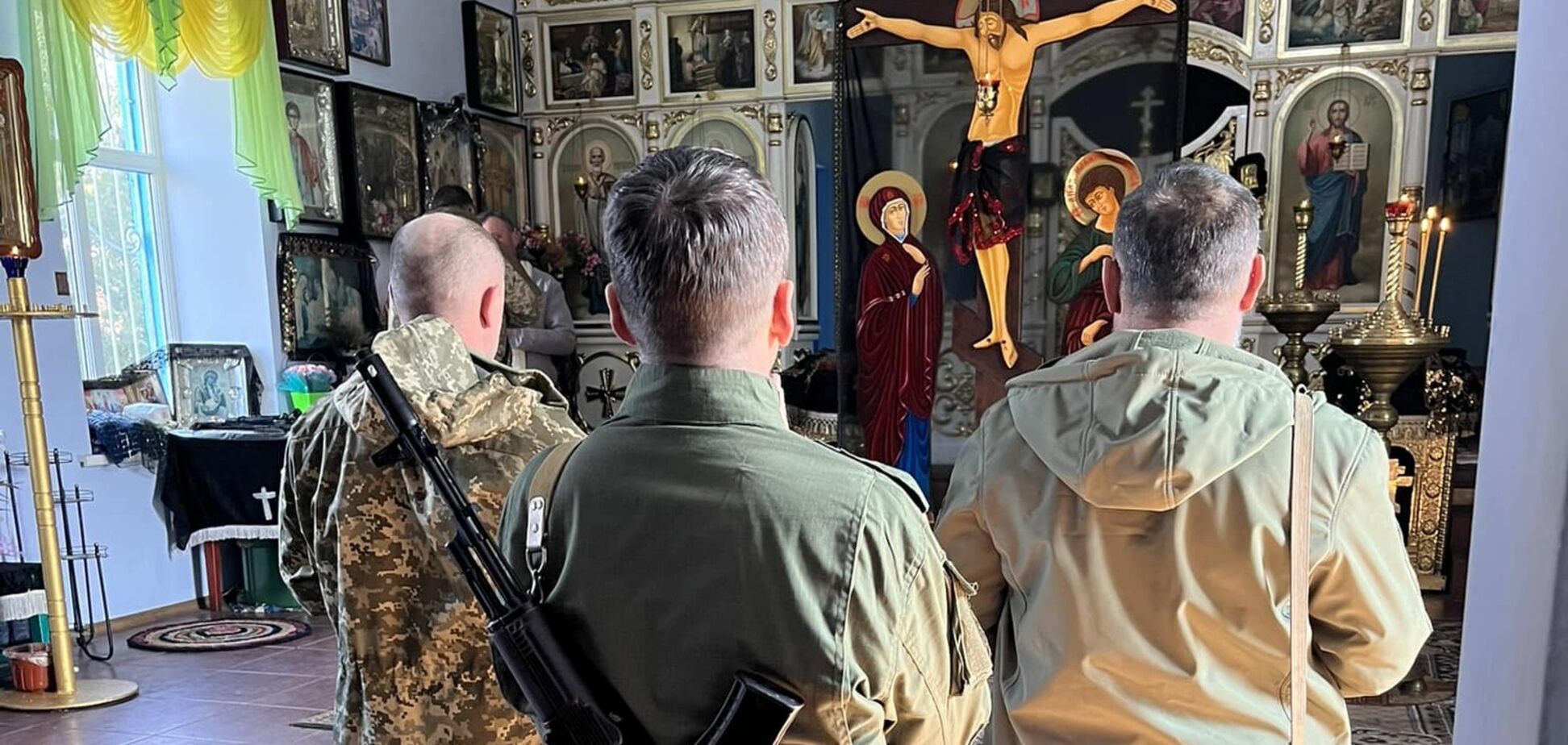 Можно ли входить в церковь молиться военным с оружием