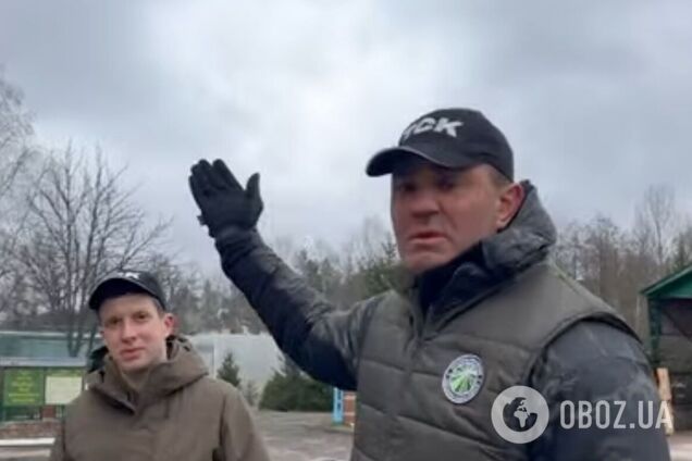 Бревно в глазу: Тищенко возмутил потрепанный флаг в лесхозе Житомирщины, но дырявого над 'Велюром' он не заметил
