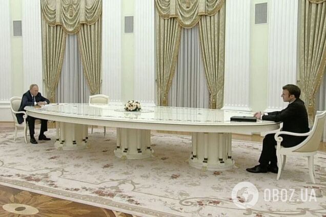 Не так уж он и длинный: появилось фото стола в Кремле, за которым Путин принимал Макрона