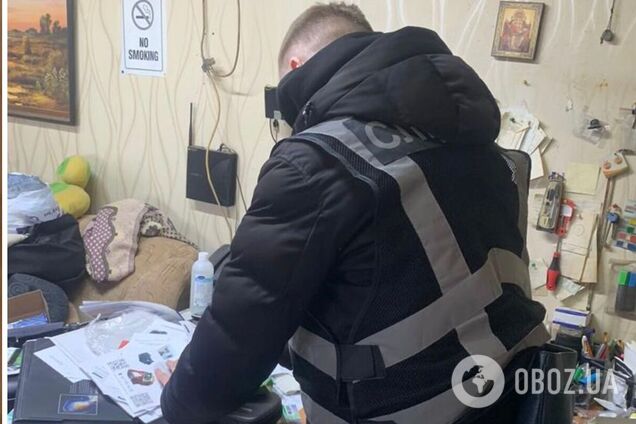 Крім того, зловмисника обвинувачують у підробленні документів