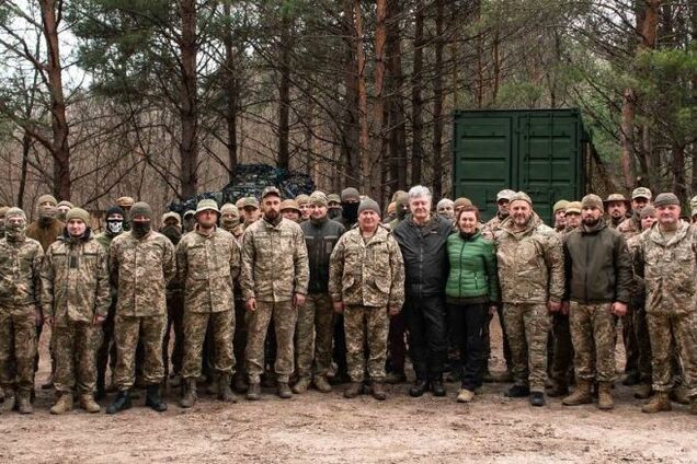 Секретні скарби для розвідбату: Порошенко привіз військовим те, чого не можна показувати