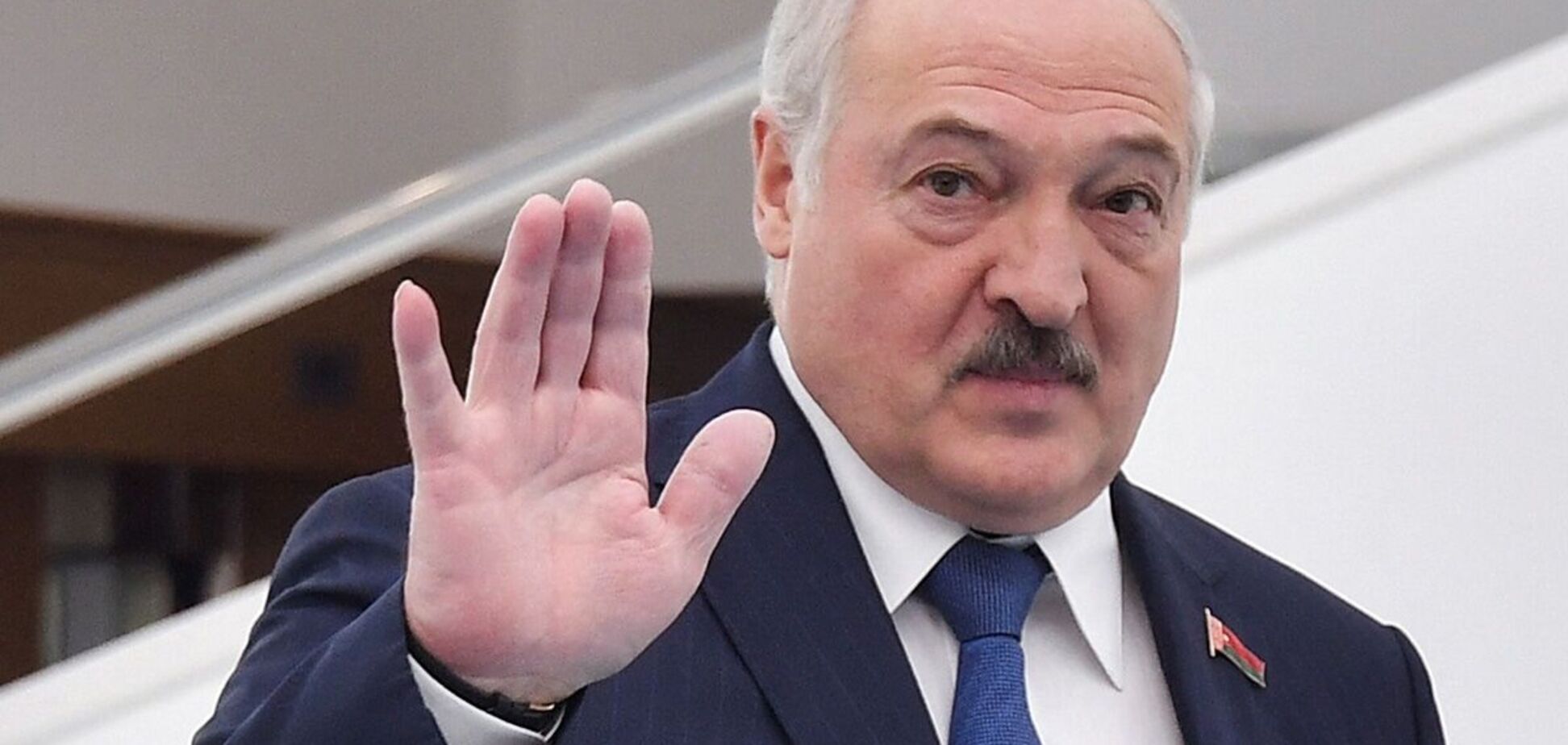 Лукашенко появился на публике после нескольких дней отсутствия: у него перебинтована рука. Фото