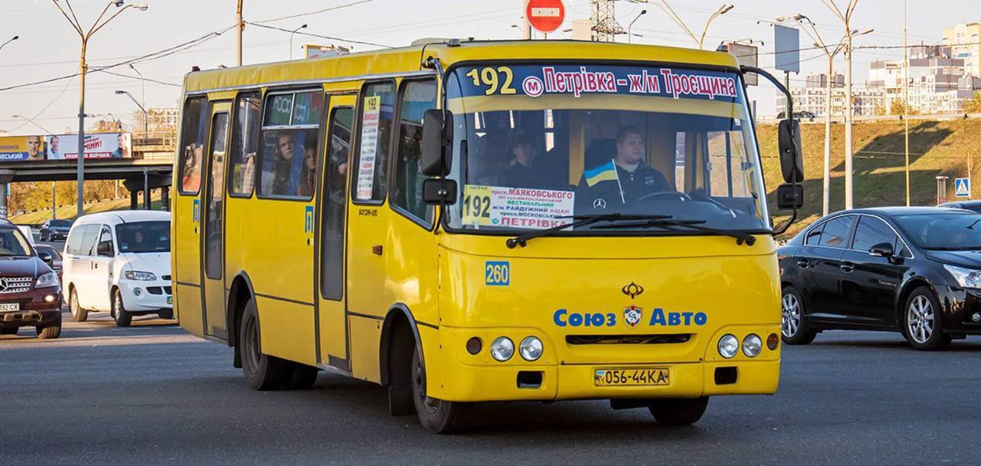 Пасажири автобусу стали на захист водія маршрутки