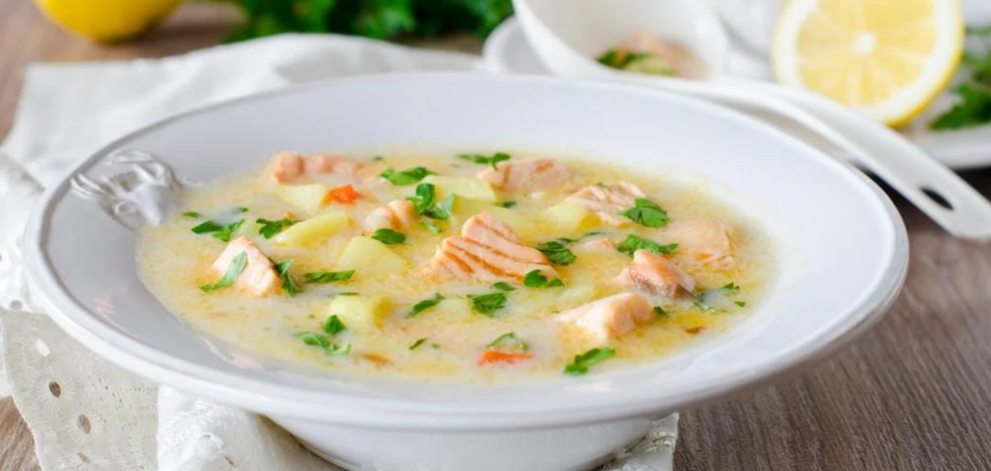 Легкий суп з плавленим сиром та червоною рибою: ідеальна страва на обід