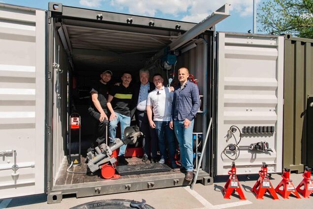 Порошенко с волонтерами сделал первый мобильный шиномонтаж для фронта. Фото и видео