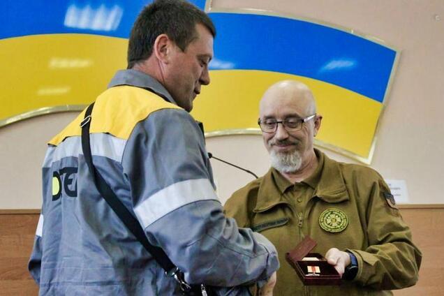 Міністр оборони вручив державні нагороди 7 енергетикам ДТЕК