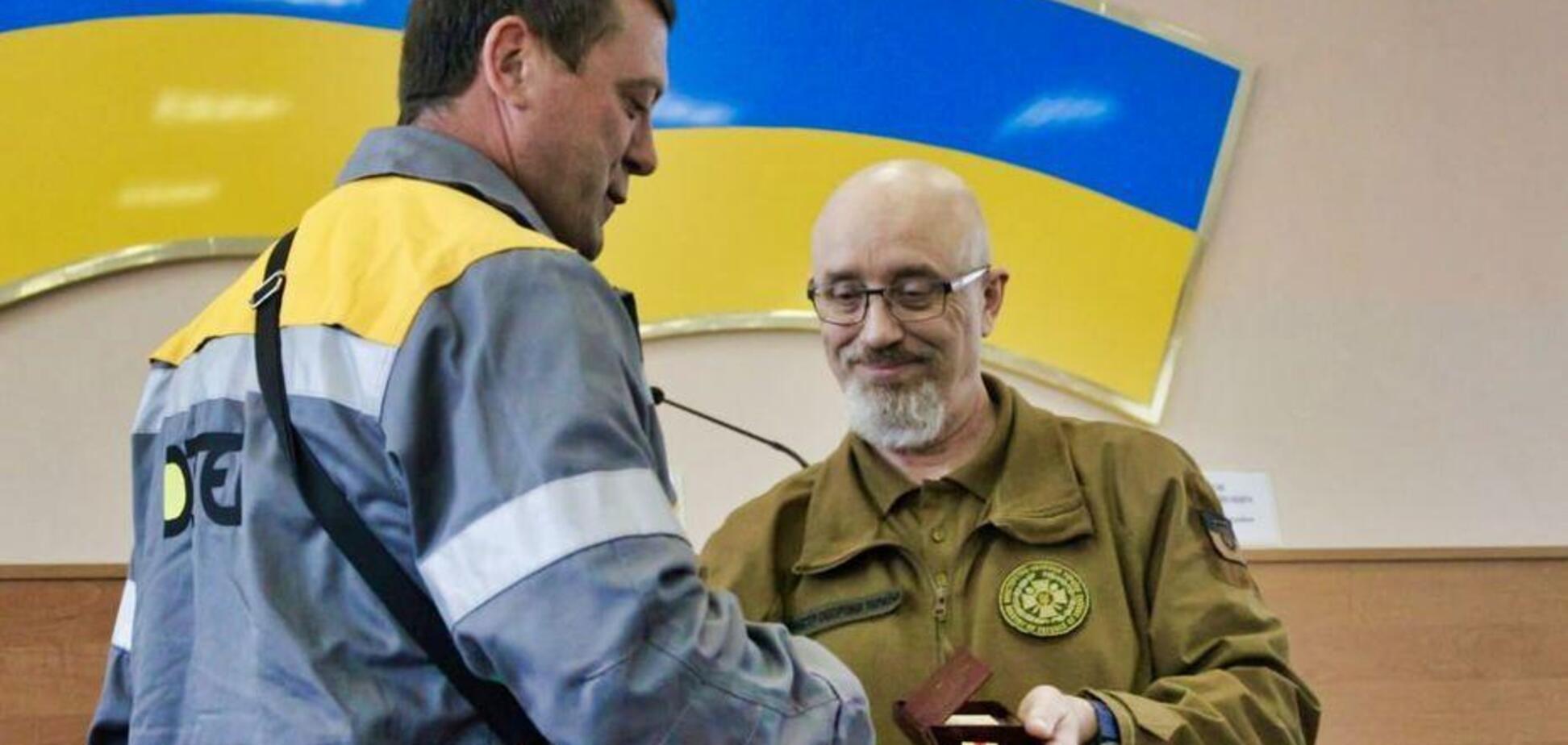Міністр оборони вручив державні нагороди 7 енергетикам ДТЕК