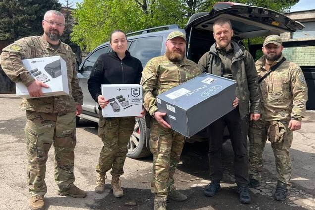 'Сталевий фронт' передав бійцям на найгарячішому напрямку дрони, акумулятори та Старлінк