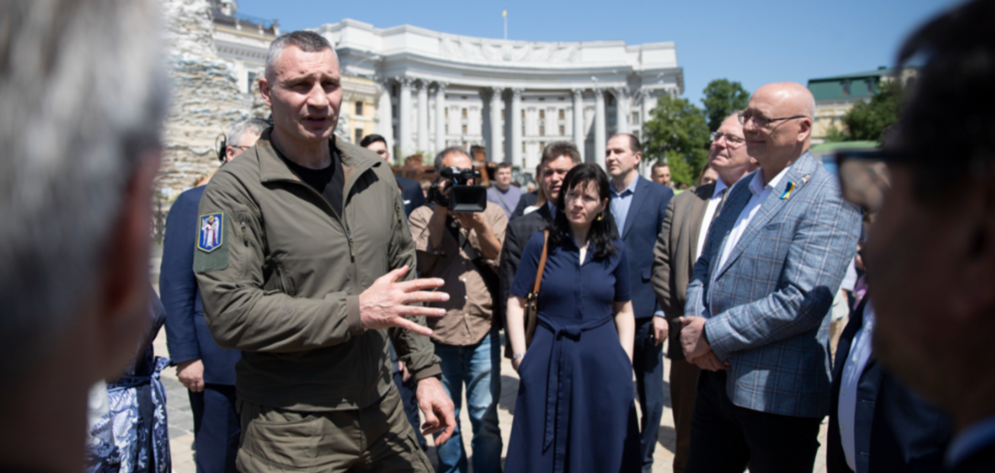 Кличко з дипломатами відкрили на Михайлівській площі фотовиставку 'Київ. Незламне серце Європи'