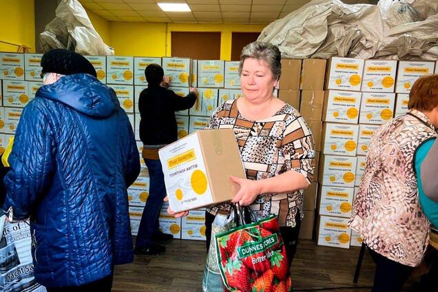 В Добропольской общине продолжается выдача продуктовых наборов от Фонда Рината Ахметова