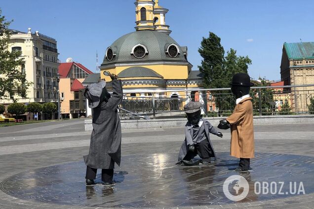 Фігурки переодягли на честь дня народження англійського письменника