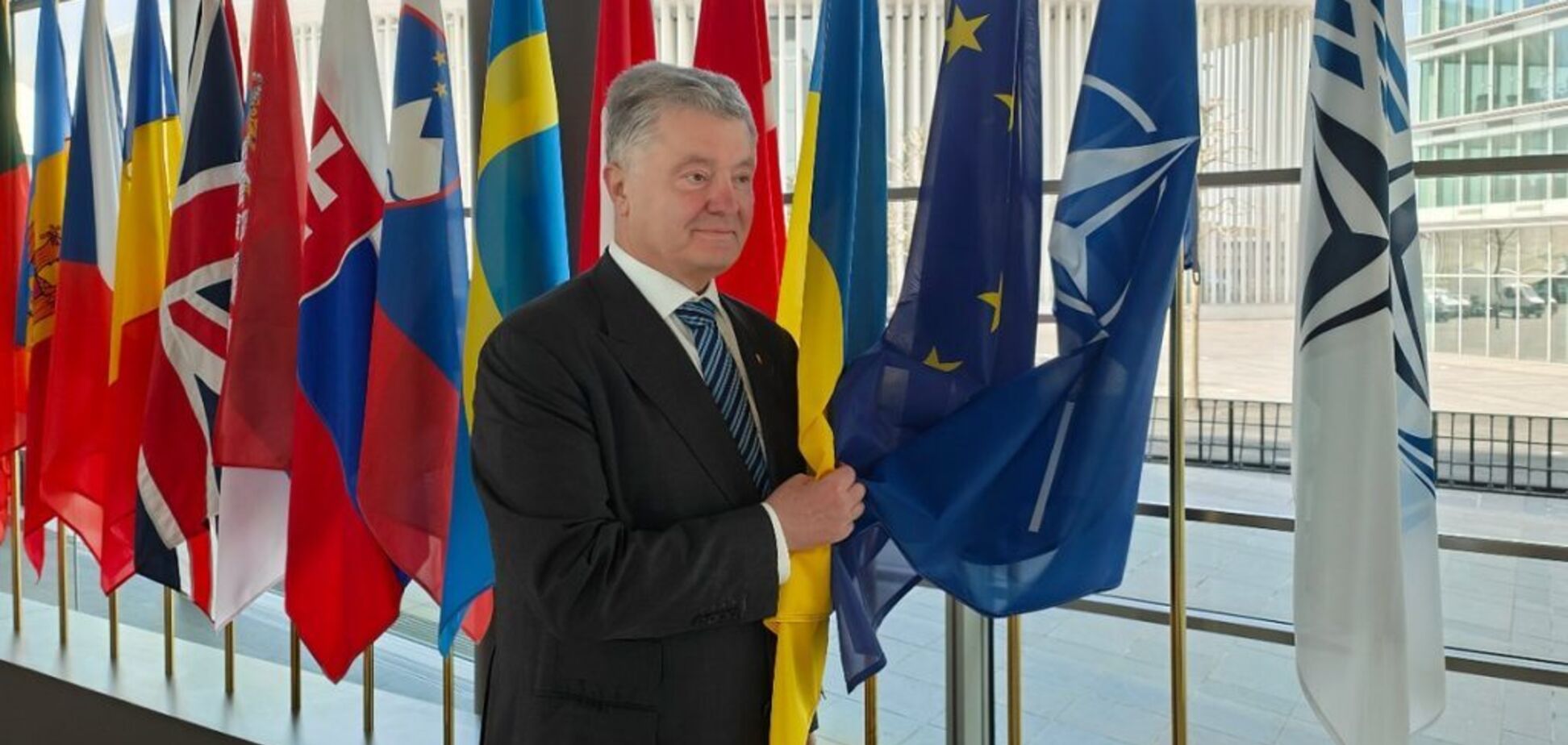 Флаг Украины должен находиться в штаб-квартире НАТО, – Порошенко из Люксембурга. Видео