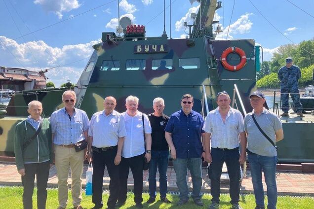 'Сім футів під кілем!': Порошенко привітав всіх, хто під час війни долучився до будівництва катера 'Буча'. Фото