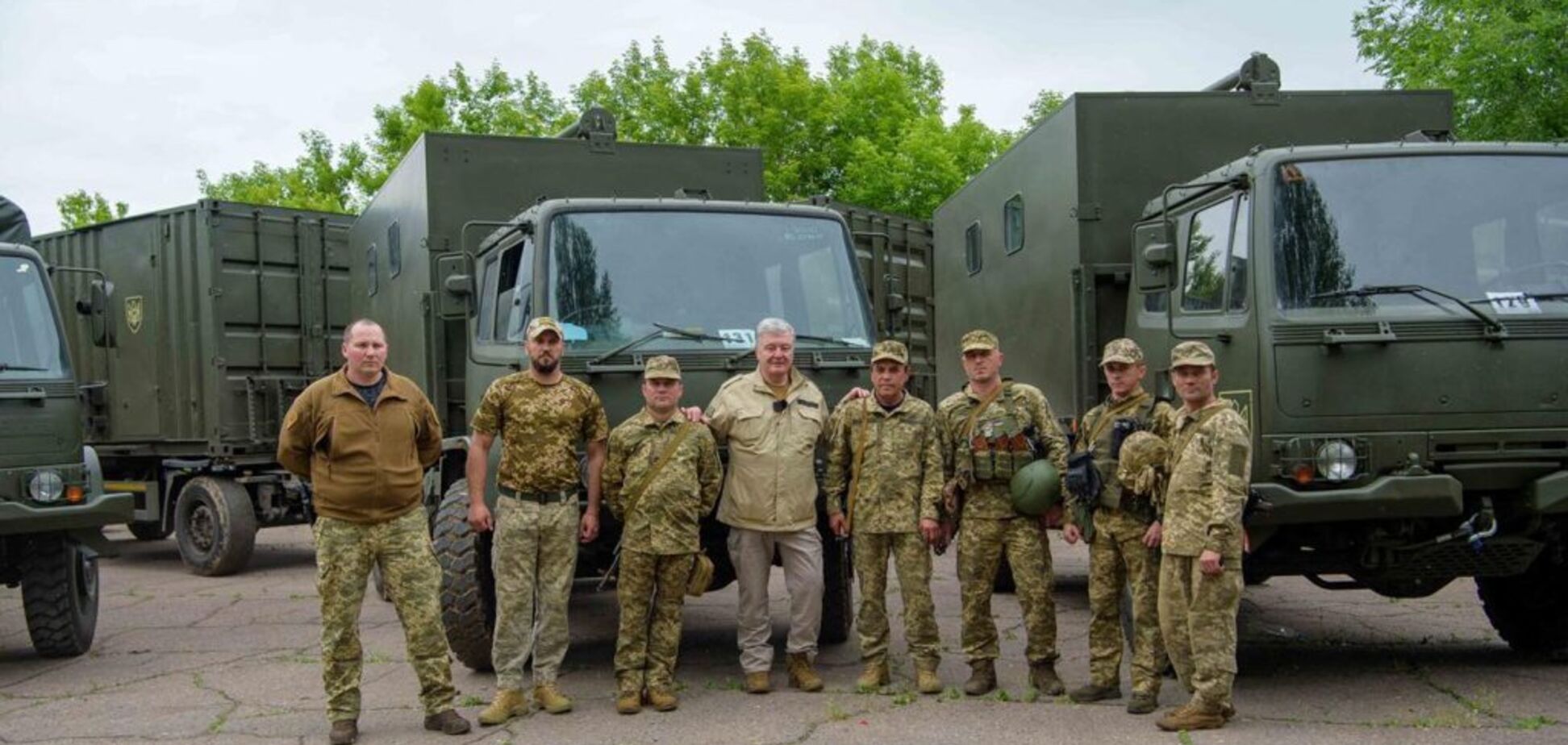 Порошенко привіз комплект техніки оборонцям Бахмута. Фото та відео