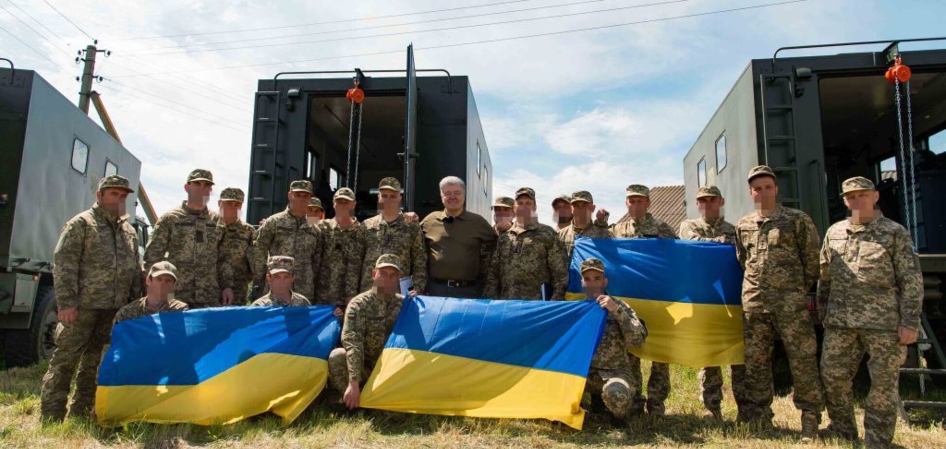 Порошенко привез во вновь созданный армейский корпус грузовики и передвижные автомастерские. Фото
