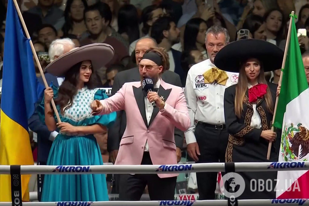 Знаменитый мексиканский боксер вышел на бой под желто-синим флагом. Но есть нюанс