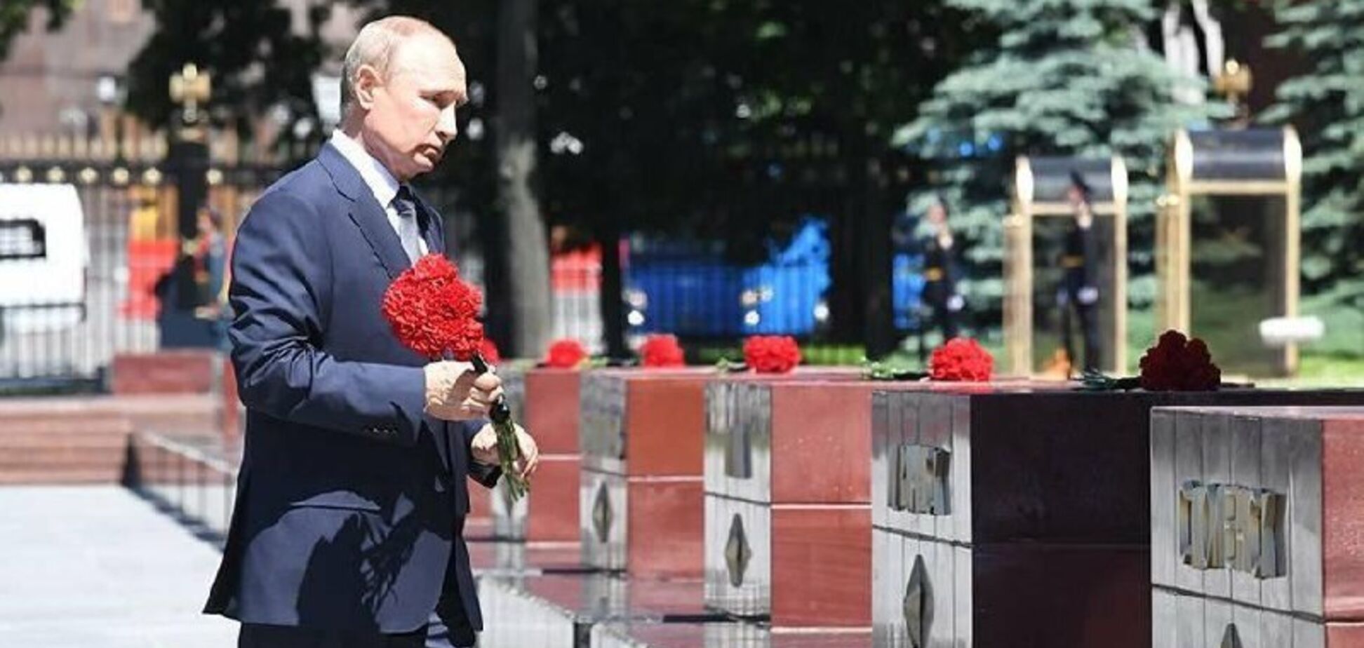 Праздник смерти:   Путин на дух не переносит живых героев
