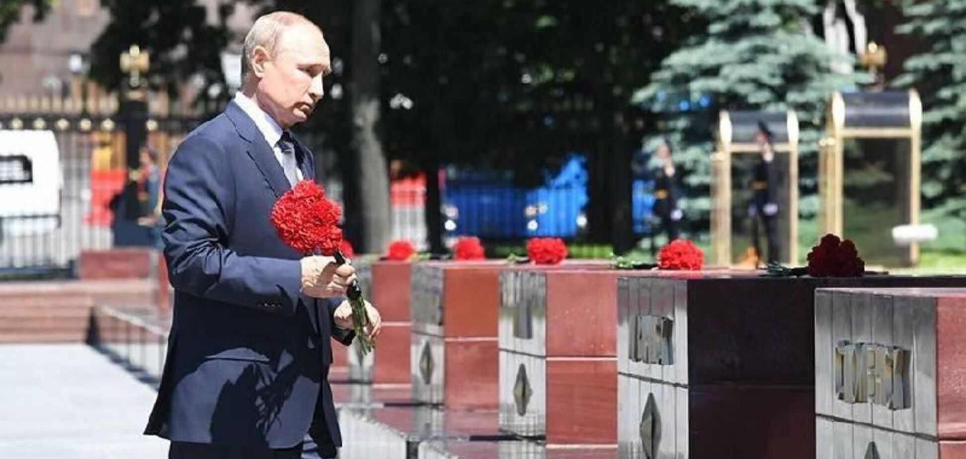 Праздник смерти: Путин на дух не переносит живых героев