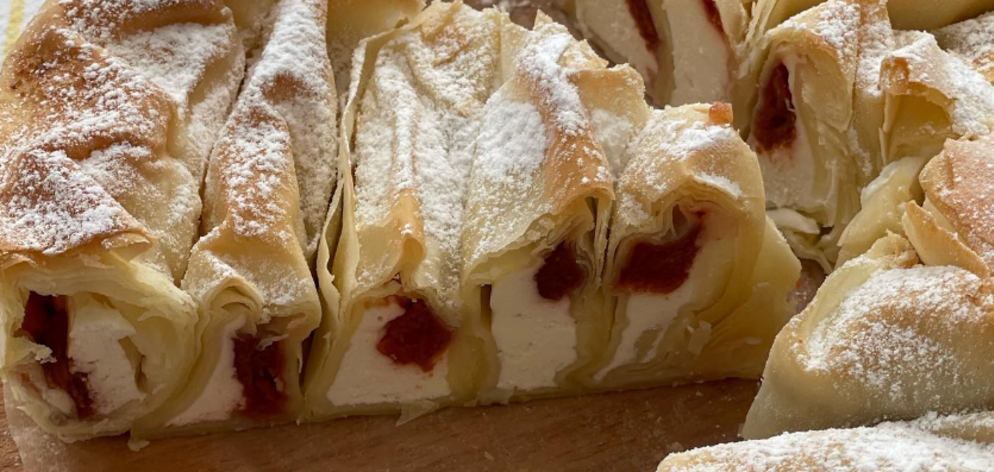 Пирог 'Улитка' с вишнями и творогом: из какого теста приготовить, чтобы выпечка не крошилась