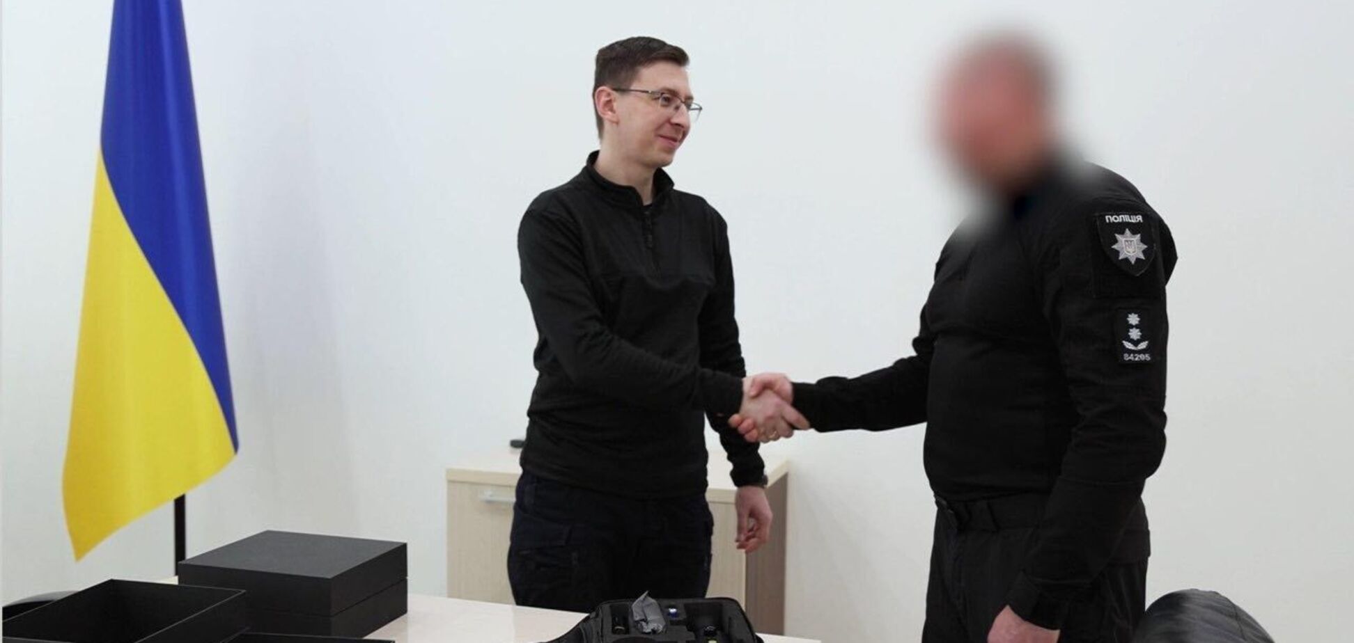 Нацполиция в Запорожской области получила современные тепловизионные прицелы от 'Стального фронта'