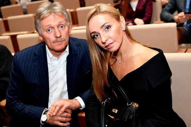 'Надо же массам лапшу на уши навесить'. Жену Пескова затравили за 'тупость и людоедство'