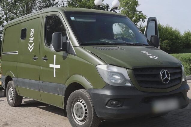 Украинские бойцы получили бронированный автомобиль от 'Стального фронта'