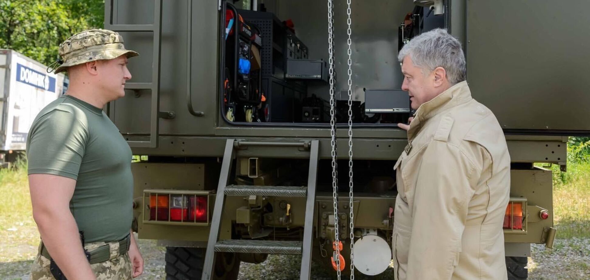 Бригада, яка 'вгризається' в Мар‘їнку: Порошенко привіз 79-й ОДШБр три авторемонтні майстерні та протиланцетні сітки