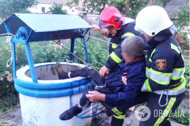 Чоловіка витягли з криниці за допомогою рятувальної мотузки