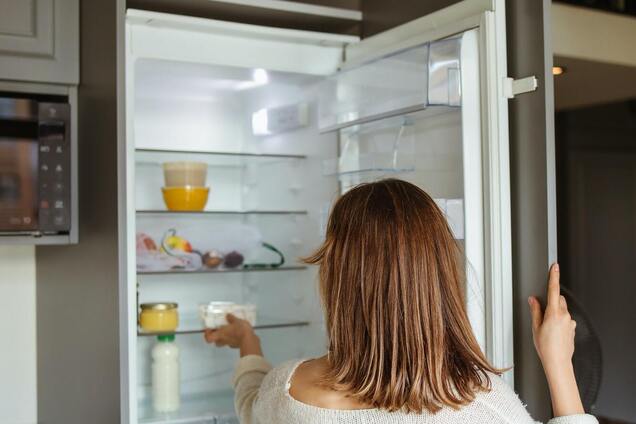 Названо три продукти, які не можна зберігати у дверцятах холодильника: зіпсуються набагато швидше