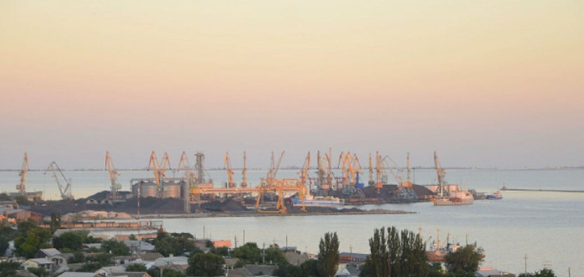 В Бердянск вошли российские корабли, которые вывозят ворованное украинское зерно и металл