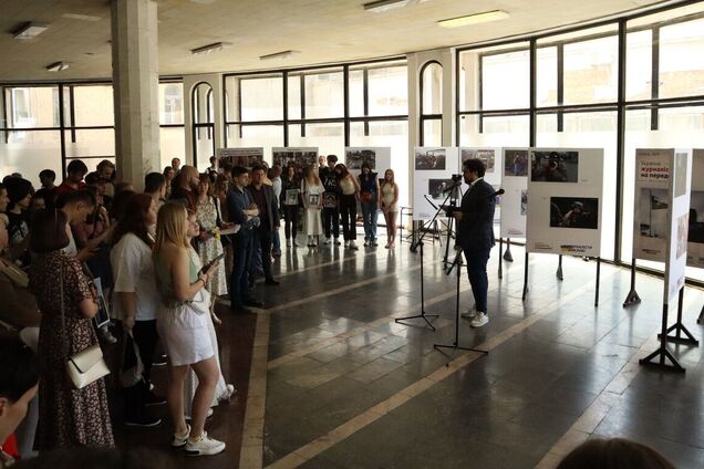 ''Журналисты важны'': в метро Киева открыли выставку о работе медиа во время войны