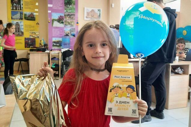 Фонд Ріната Ахметова передав близько 11 тисяч солодких подарунків дітям-переселенцям